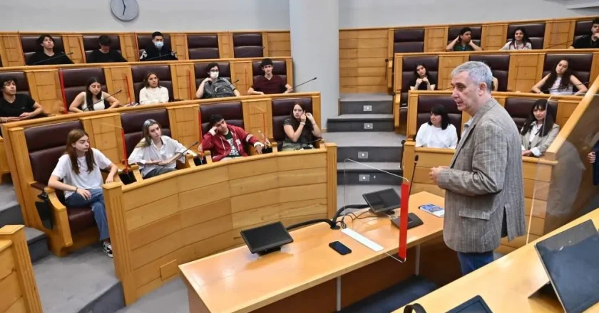 Estudantes do instituto Santiago Apóstol de Bos Aires visitan a Deputación da Coruña